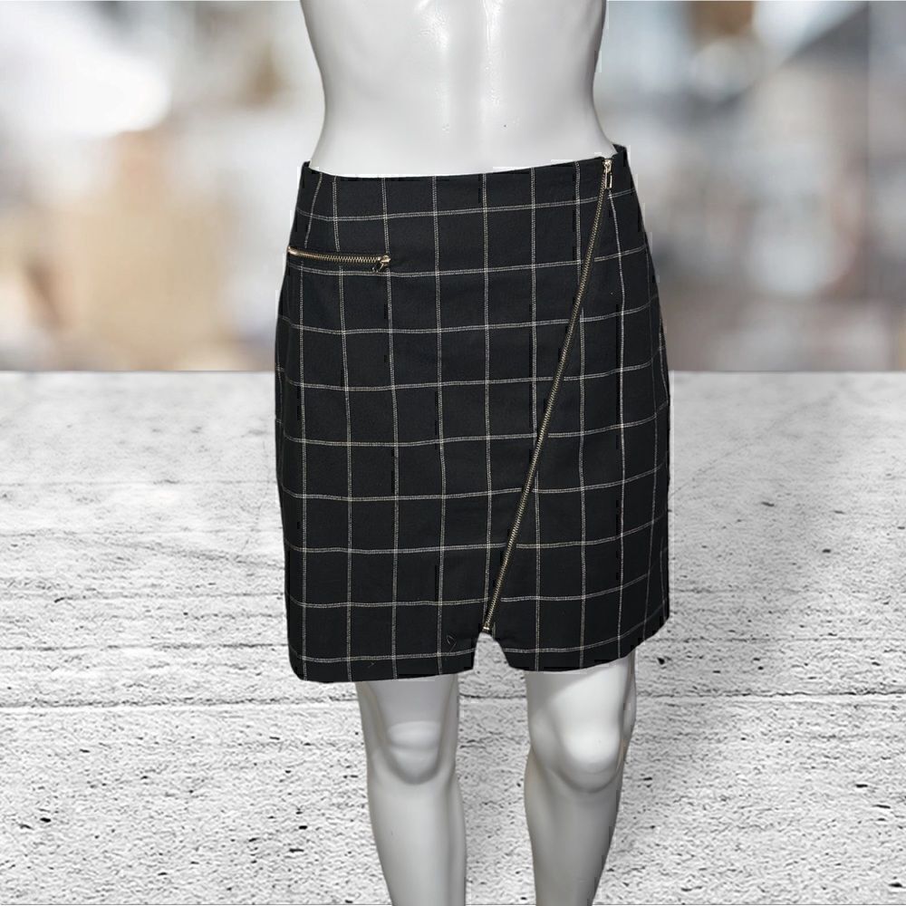 Romeo & Juliet Couture Zipper Accent Mini Skirt‎ Size M